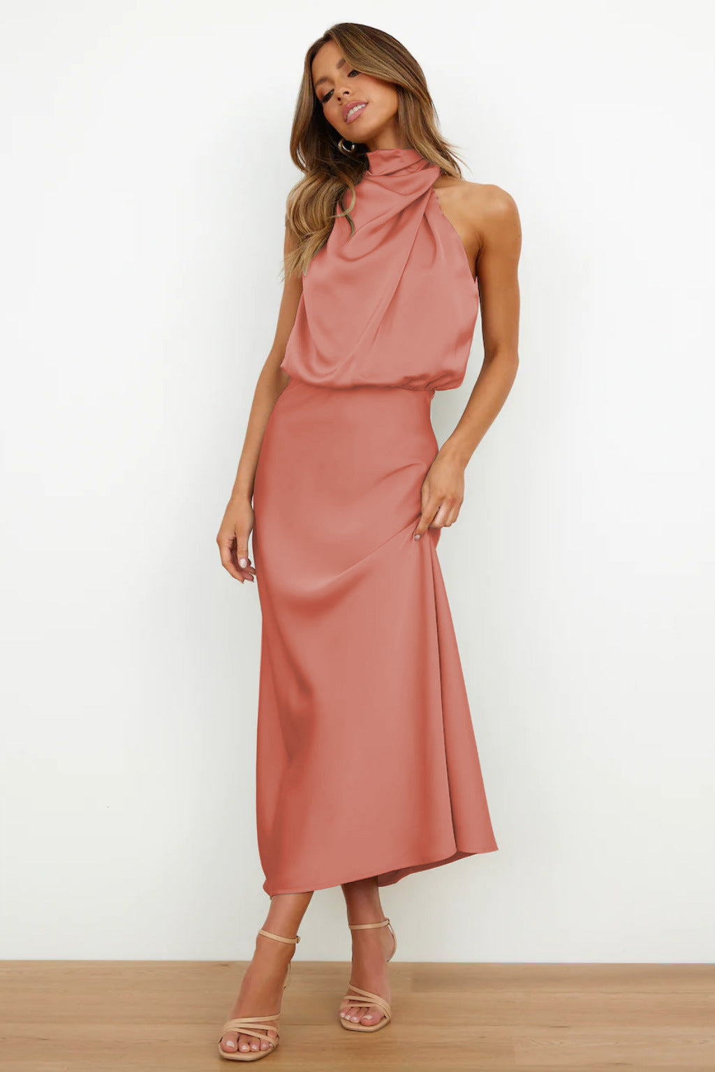 Carlina™ - Langes Satin-Kleid mit Halterneck