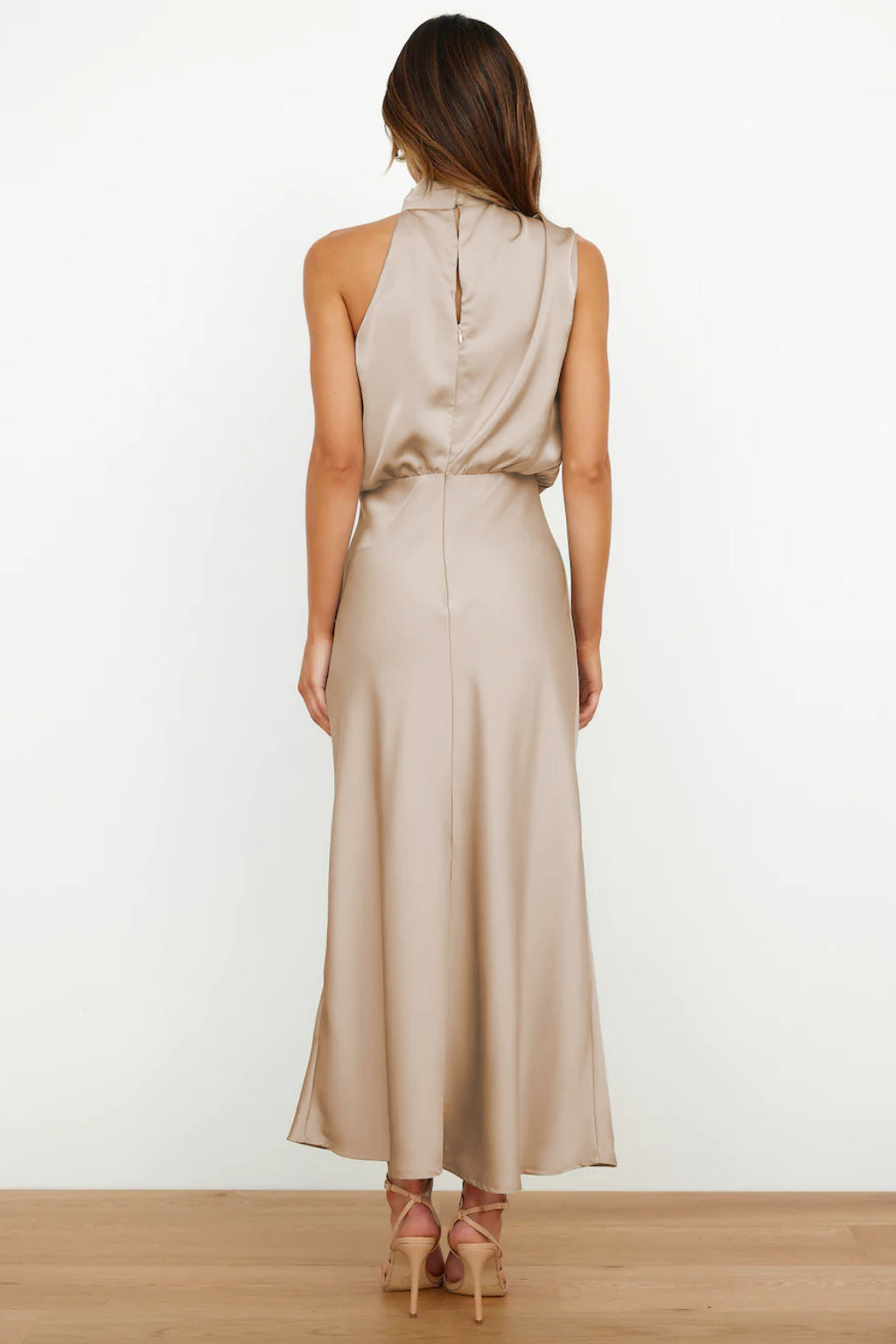 Carlina™ - Langes Satin-Kleid mit Halterneck