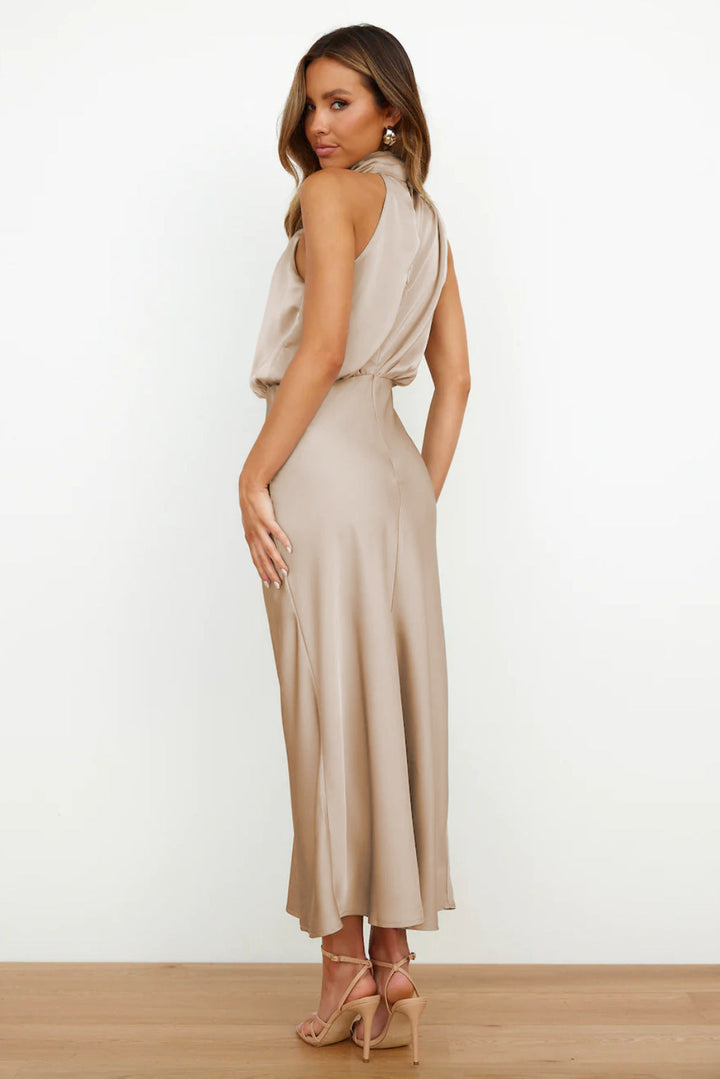 Carlina™ - Langes Satin-Kleid mit Halterneck