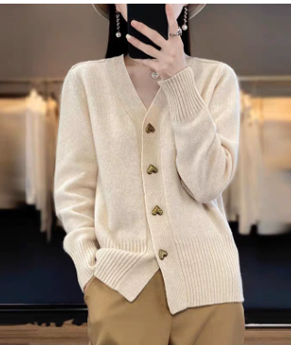 ADELE – ELEGANTER HERZKNOPF-CARDIGAN